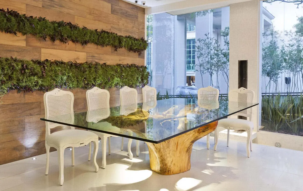 Tampo de vidro em mesa de jantar com base de madeira