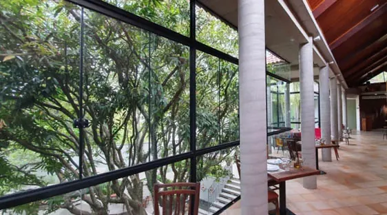 Ambiente com fechamento de vidro do piso ao teto
